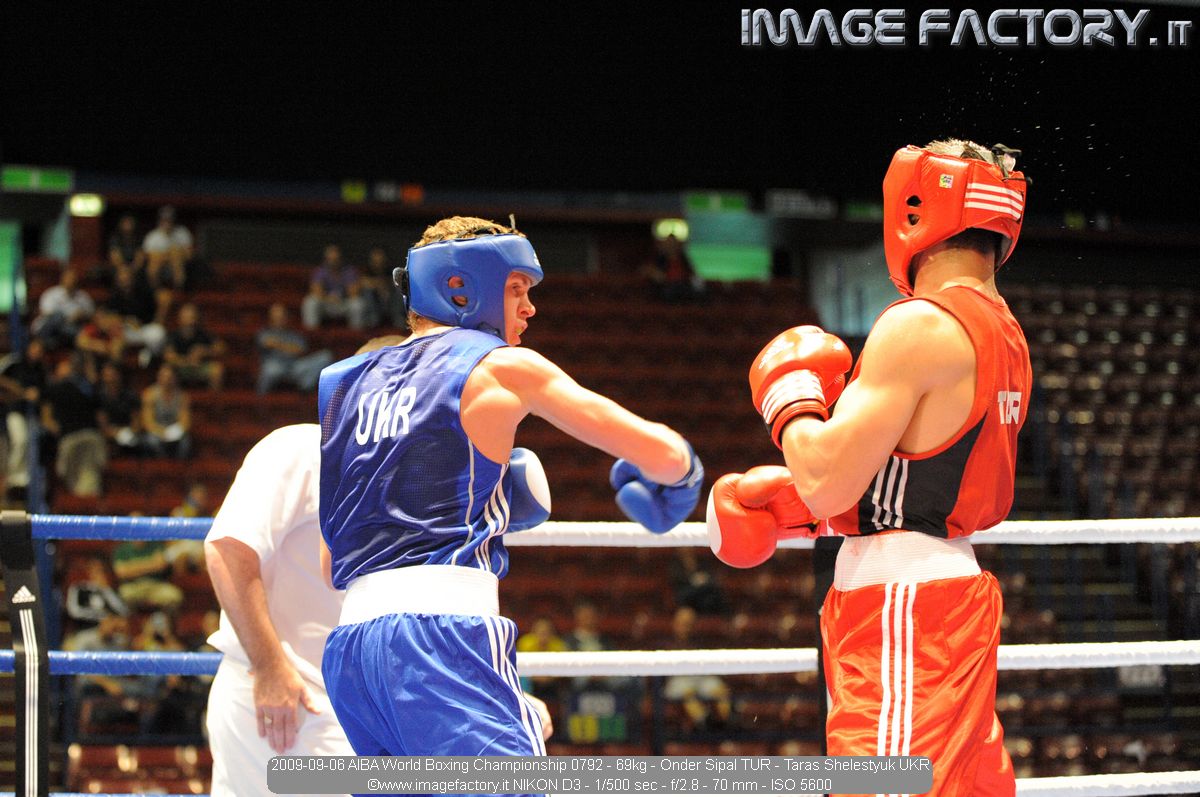 2009-09-06 AIBA World Boxing Championship 0792 - 69kg - Onder Sipal TUR - Taras Shelestyuk UKR